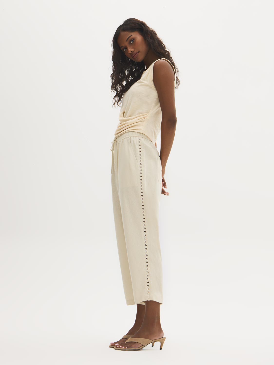 Linen-Blend Crochet Capri Pants – Suzy Shier