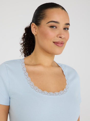 Haut côtelé à encolure dégagée et bordure en dentelle Provence Blue