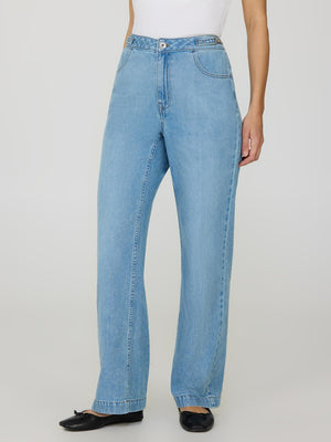 Jean 100% coton à jambe droite avec détail en métal Lt Denim Blasted