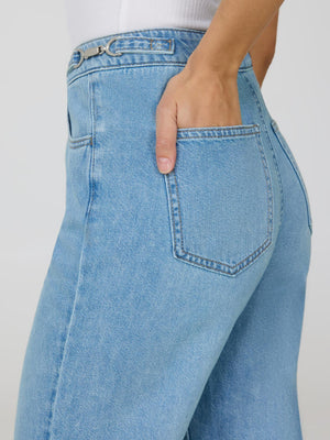 Jean 100% coton à jambe droite avec détail en métal Lt Denim Blasted