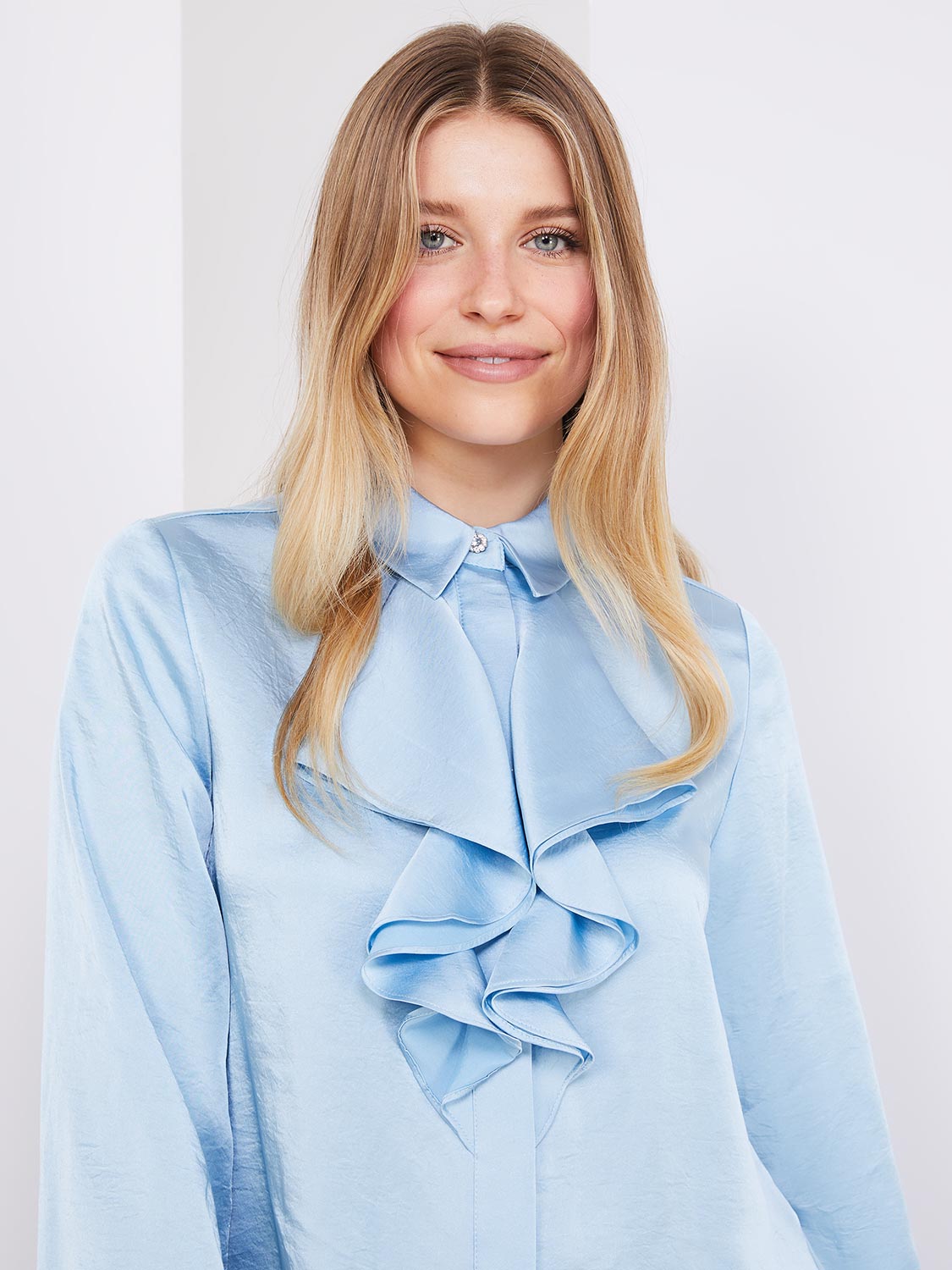 Blouse boutonn e en chiffon volants pliss s devant