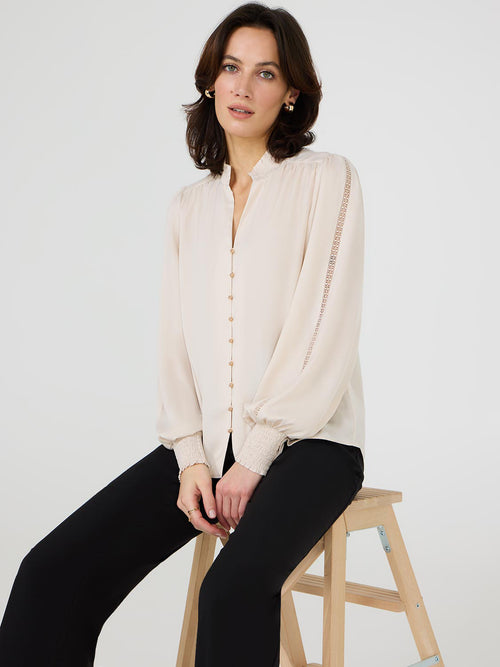 Blouse en satin boutonnée avec détails en crochet