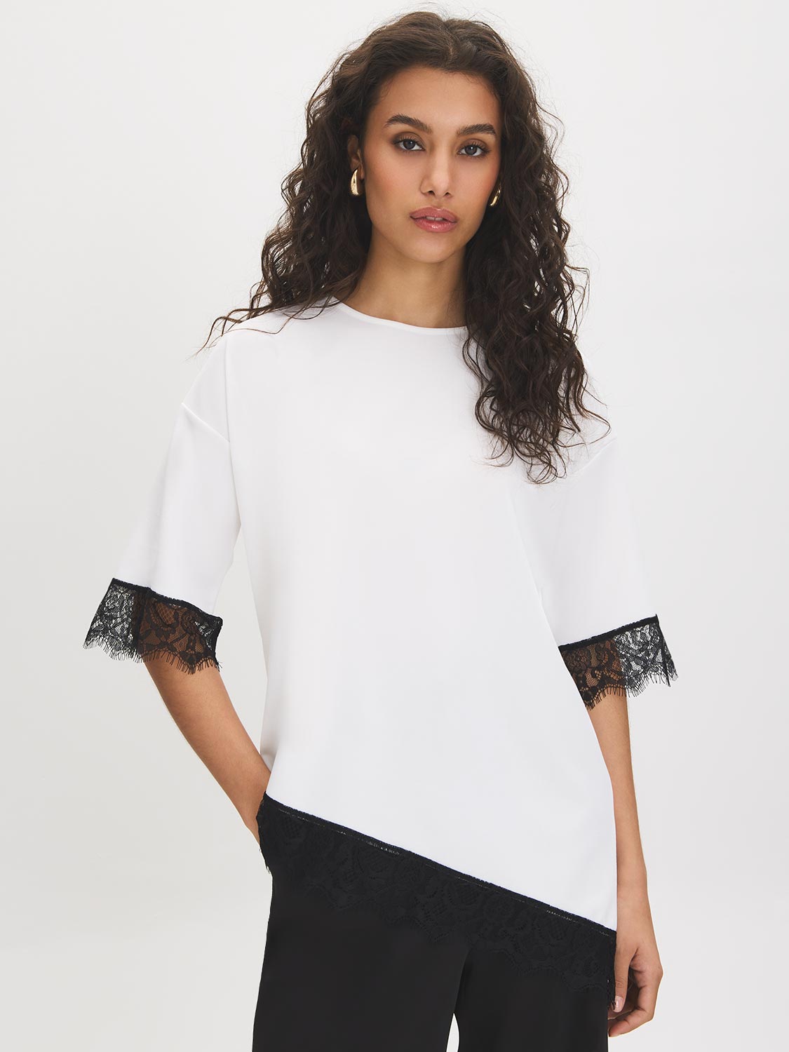 Haut asymétrique avec bordure en dentelle