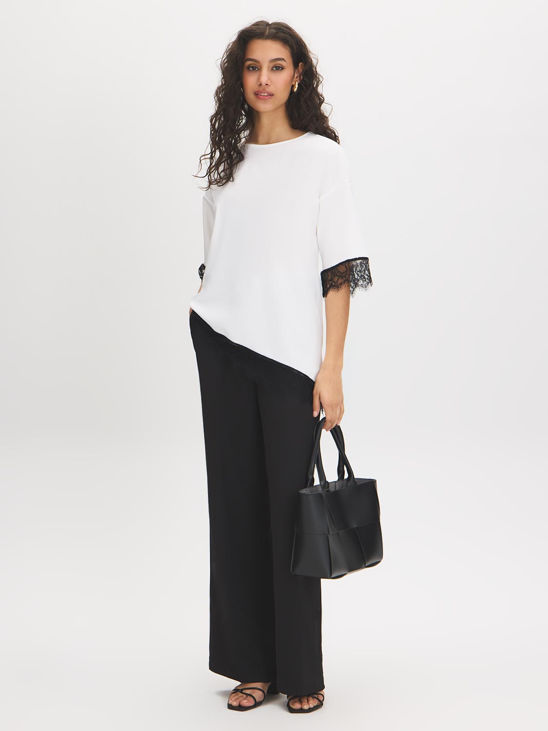 Haut asymétrique avec bordure en dentelle