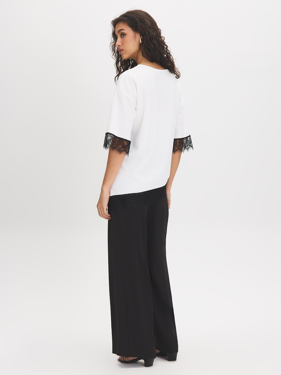 Haut asymétrique avec bordure en dentelle