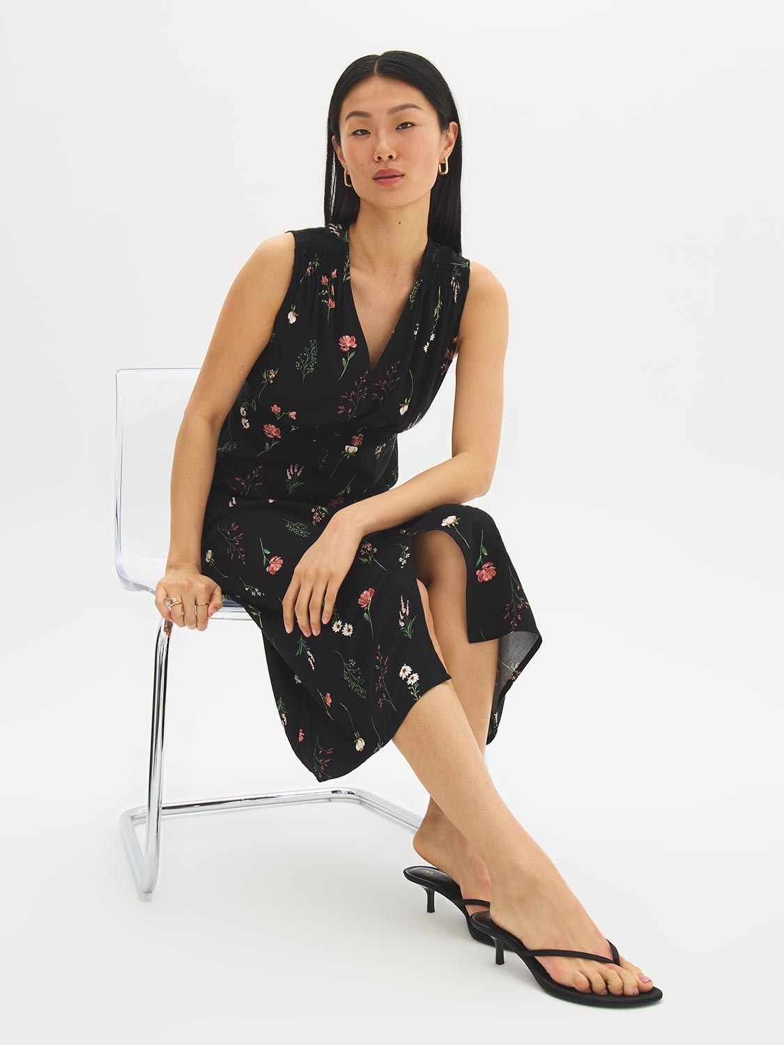 Robe mi-longue smockée à décolleté en V et motif floral