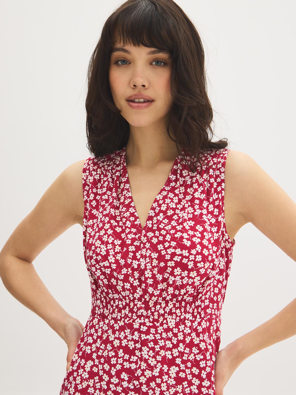 Robe mi-longue smockée à décolleté en V et motif floral