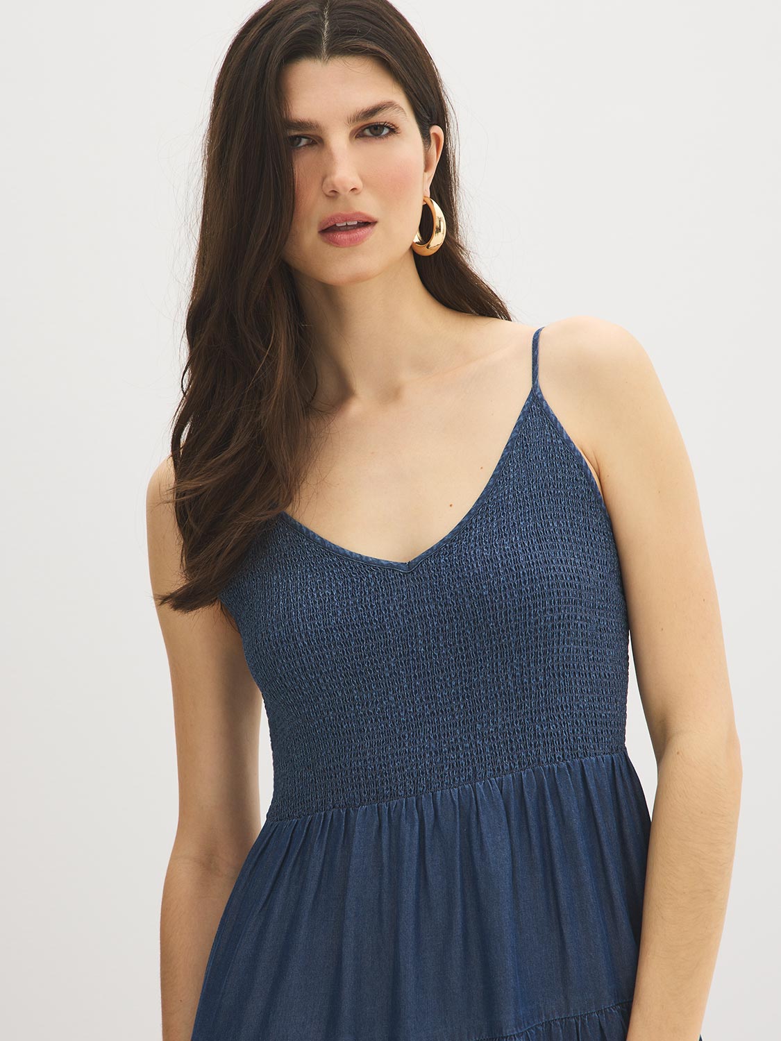 Robe mi-longue en denim à volants et détails smockés