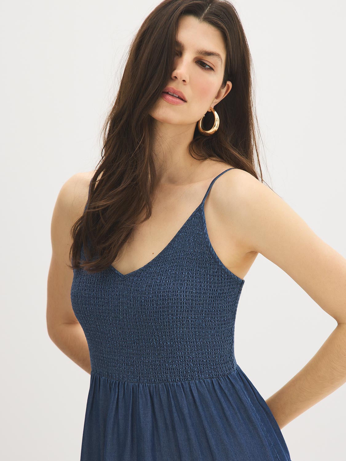 Robe mi-longue en denim à volants et détails smockés