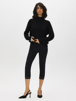 <span style='background-color: rgba(245, 245, 245, 0.6); color: #000000; font-family: Arial;'>Leggings & Sweatpants</span>