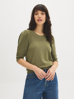  <span style='background-color: rgba(245, 245, 245, 0.6); color: #000000; font-family: Arial;'>Sweaters & Cardigans</span>