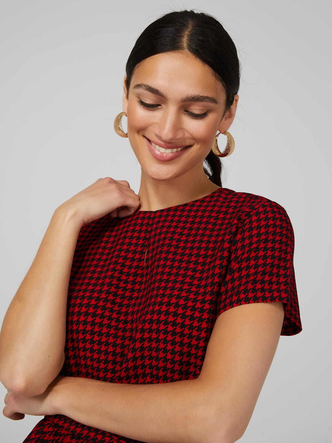 Houndstooth Short Sleeve Midi Dress With Pleated Skirt Suzy Shier