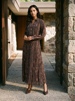  <span style='background-color: rgba(245, 245, 245, 0.6); color: #000000; font-family: Arial;'>Casual Dresses</span>