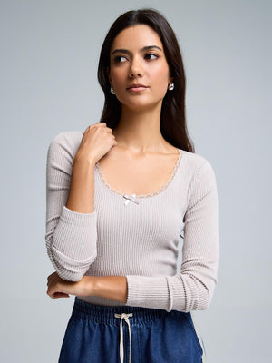 Haut de pyjama finement côtelé avec bordure en dentelle Lt Brown