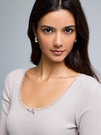 Haut de pyjama finement côtelé avec bordure en dentelle Lt Brown