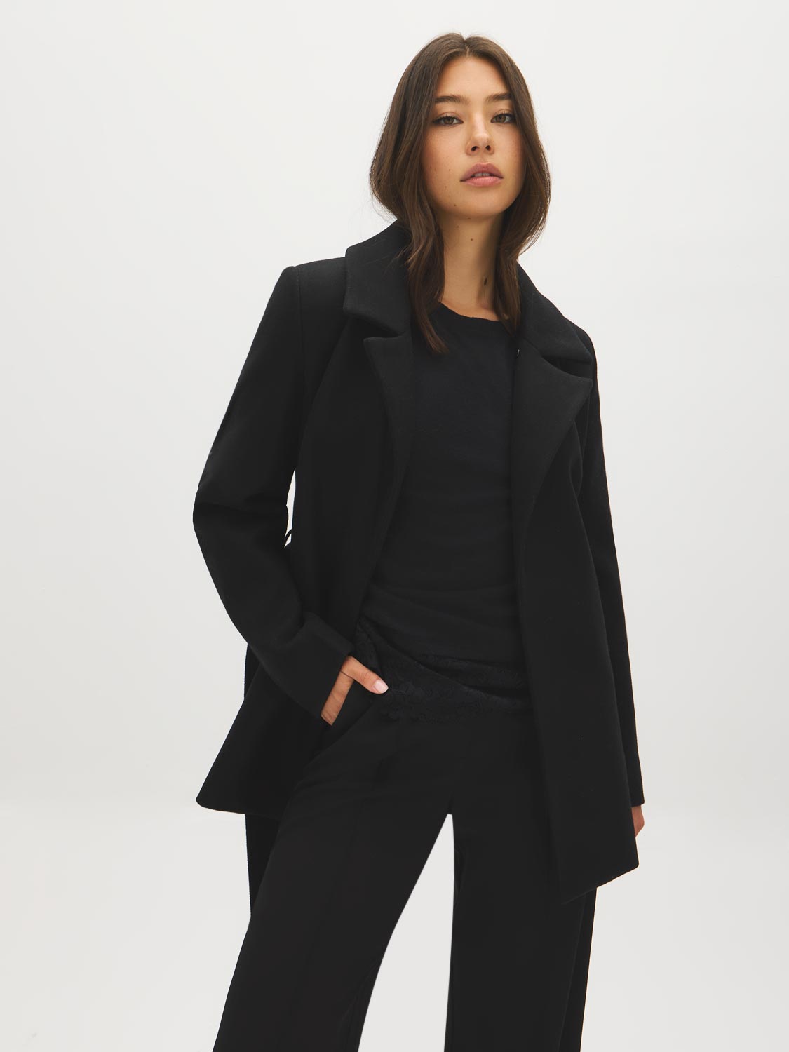 Manteau court ceinturé en fausse laine avec col en fourrure amovible