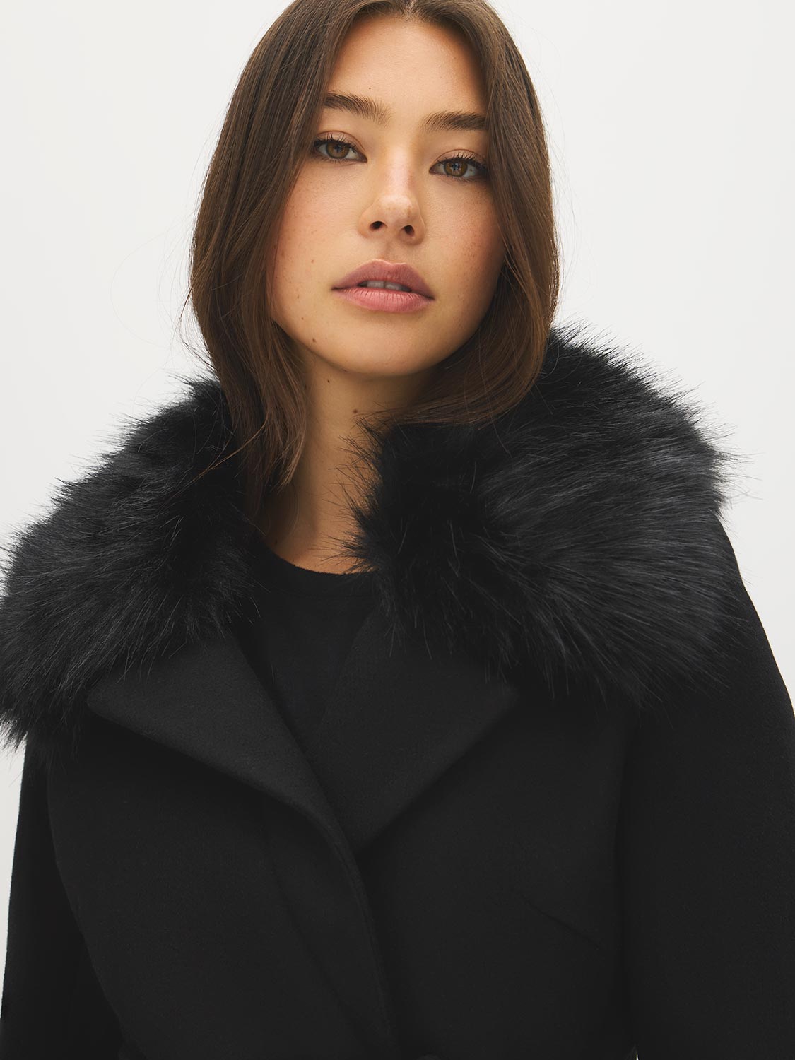 Manteau court ceinturé en fausse laine avec col en fourrure amovible
