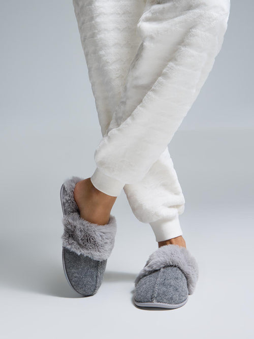 Pantoufles en fausse laine