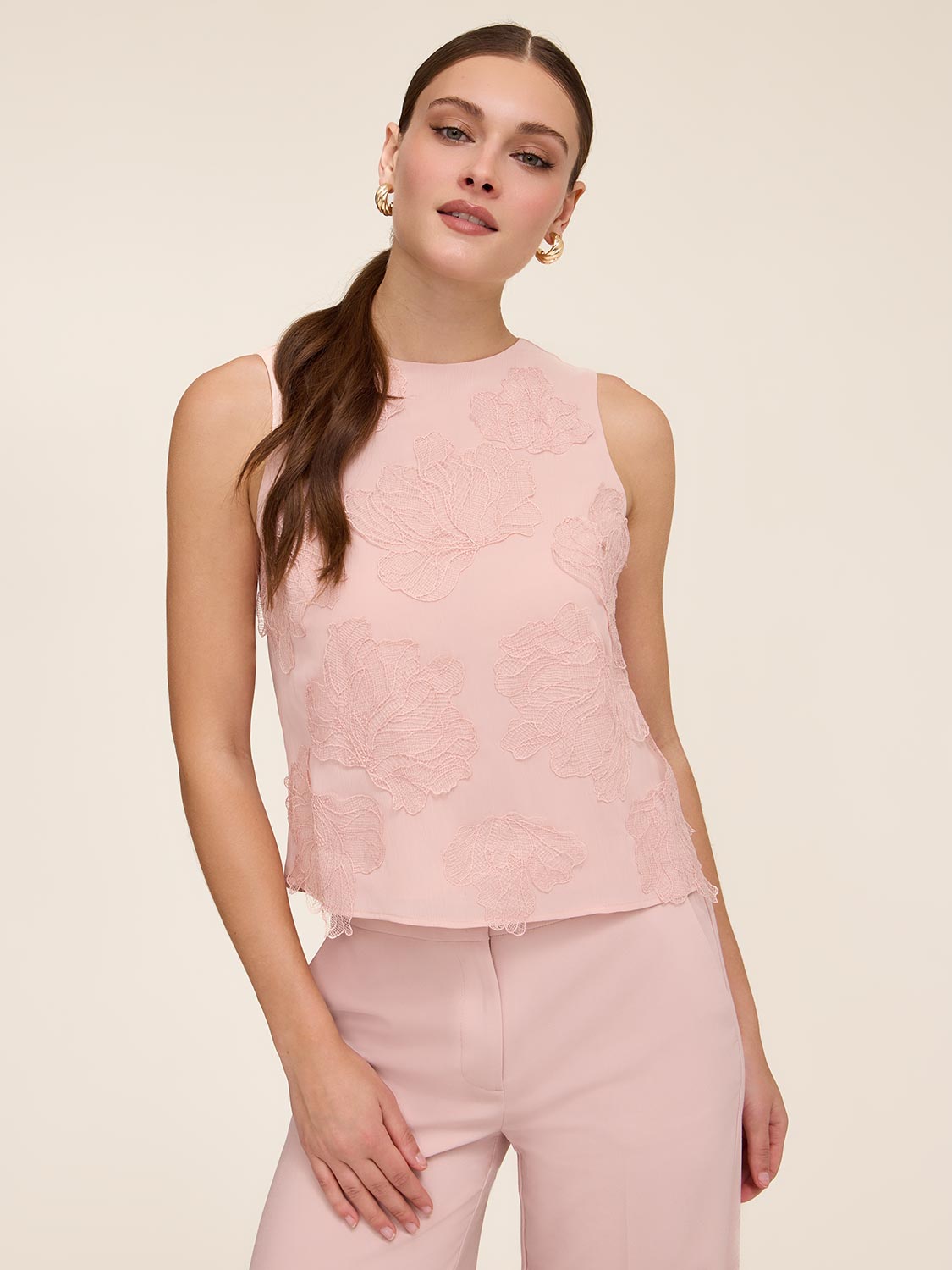 トップス Floral Lace Sleeveless Top - vermillion Sleeveless Top With Lace Floral Appliqués | Le Chateau – Suzy Shier