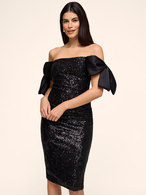 Robe mi-longue à paillettes et épaules dénudées