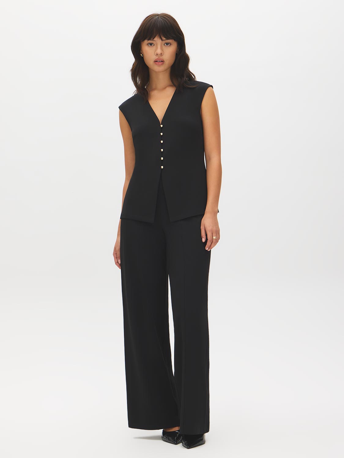 Black Wide-Leg Crepe Pull-On Pants - Woman Wearing Seam Detail Trousers - Suzy Shier
