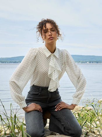 Blouse boutonnée sur le devant à volants et imprimé à pois Pearl