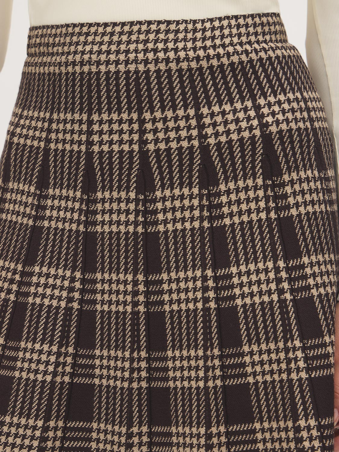 Brown and Beige Houndstooth Knit Flippy Skirt - Close-up Fabric Detail - Suzy Shier