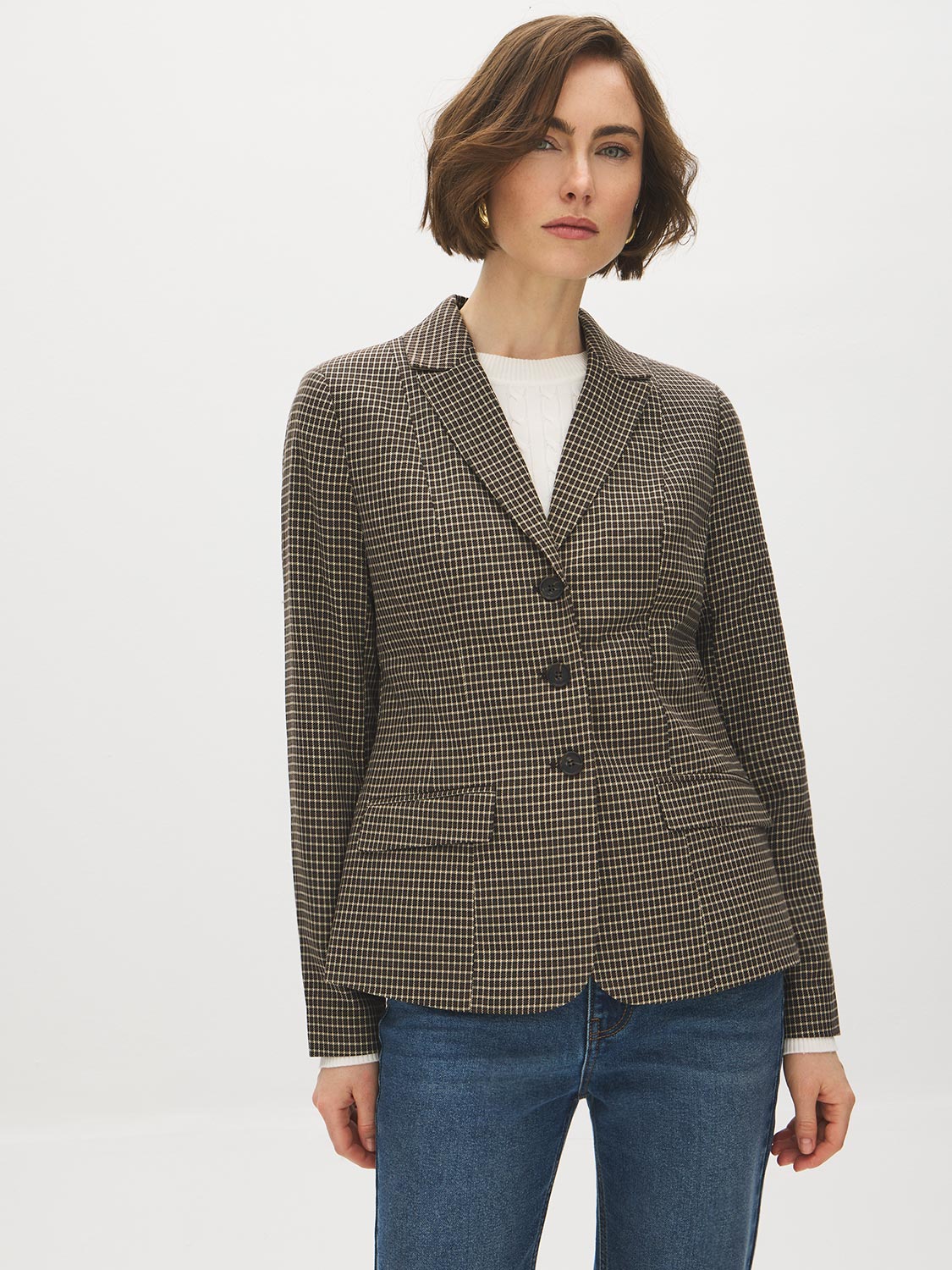 Brown/Beige Yarn-Dye Blazer with Contrast Collar - Woman Wearing Structured Woven Jacket - Suzy Shier